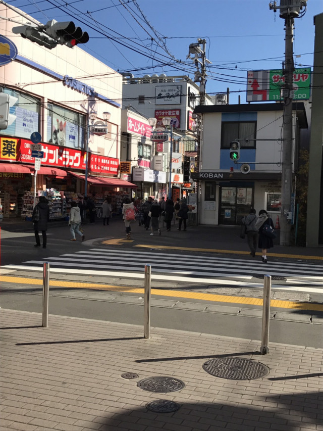 横断歩道を渡ります。