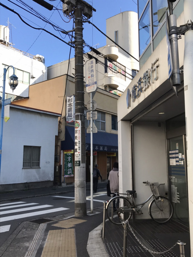 横浜銀行を右です。