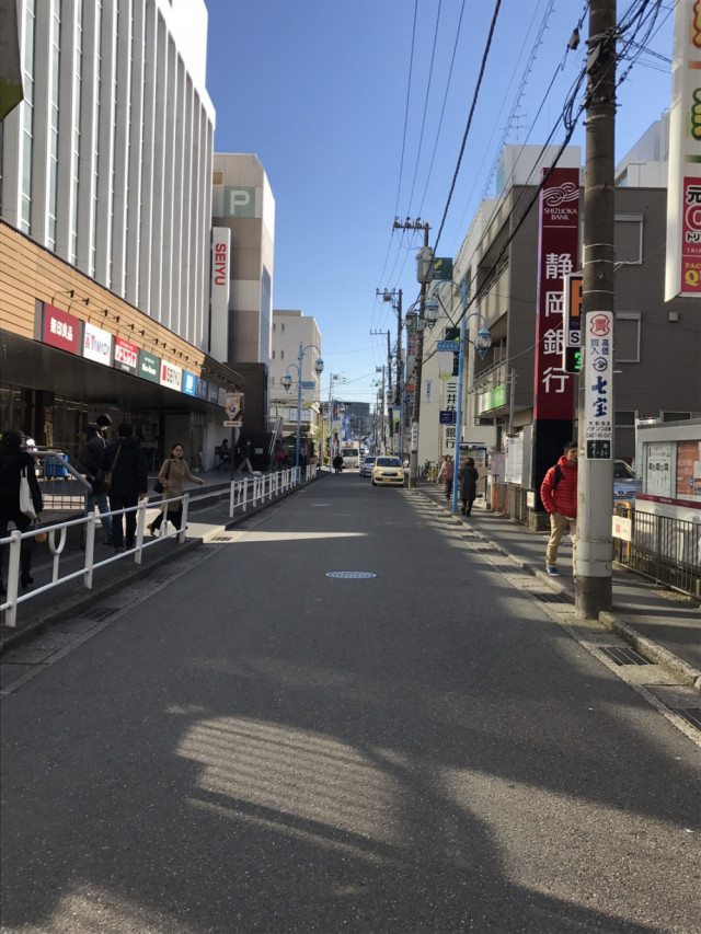 鈴岡銀行の先になります。