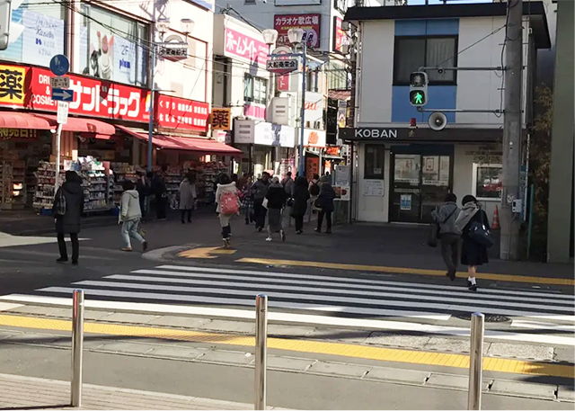 横断歩道を渡ります。