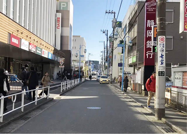 鈴岡銀行の先になります。