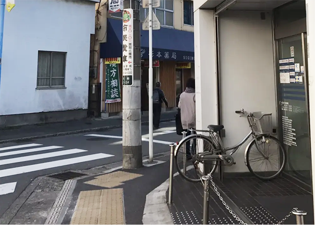 横浜銀行を右です。