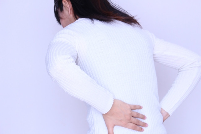 梨状筋症候群でお尻から下肢へ痛みを感じている女性写真