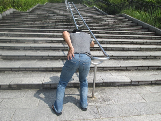 腰を抑える人の写真